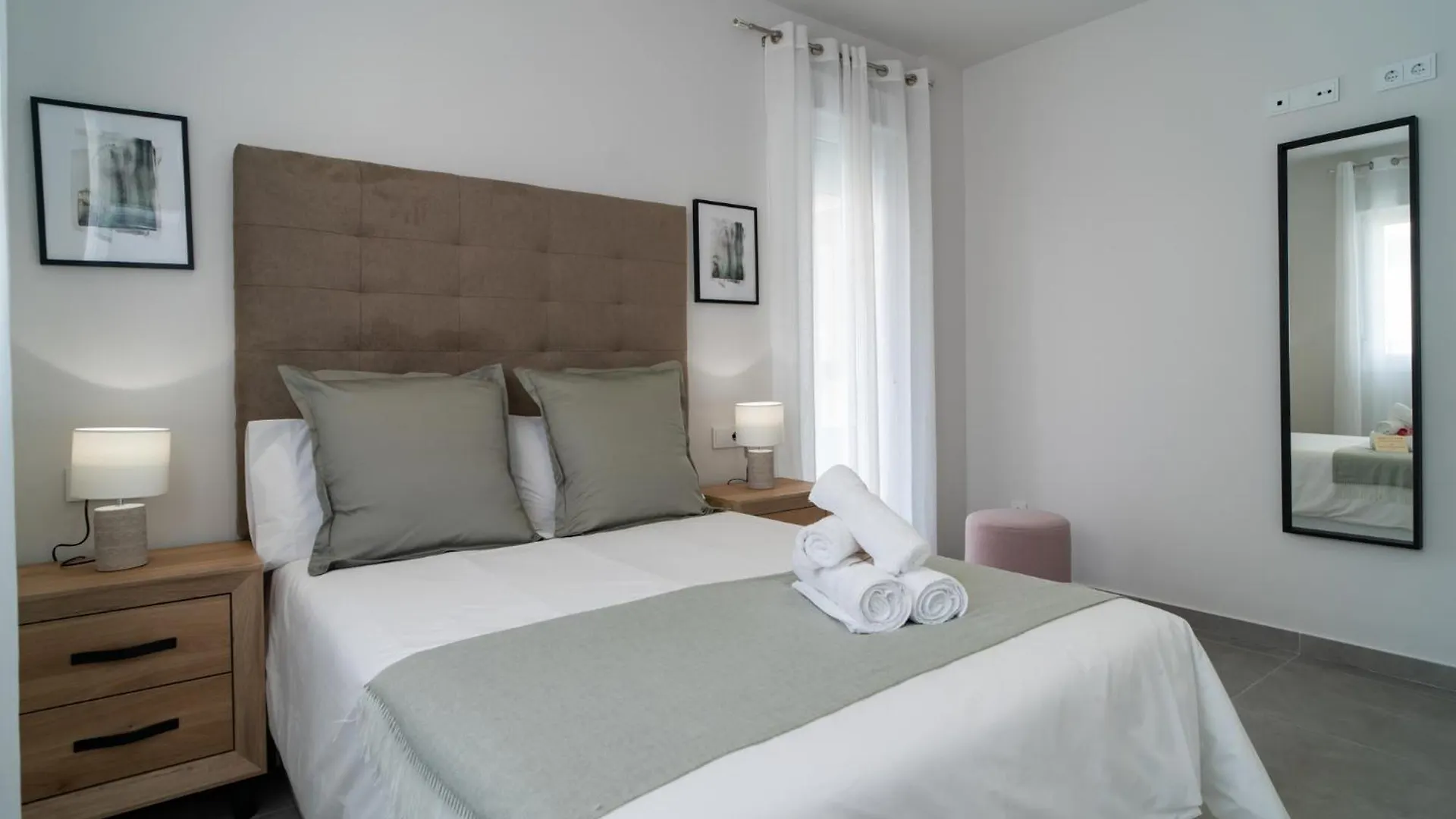 Appartement Aac Malaga - Apartamento Con Terraza, Muy Amplio, Totalmente Equipado, Cerca Del Centro Y Nuevo!